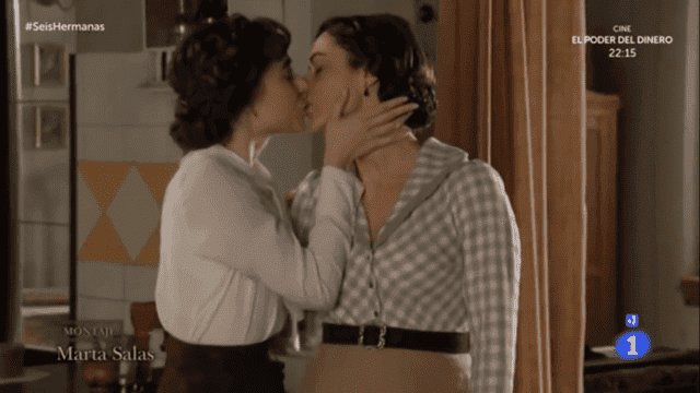 celia y aurora beso