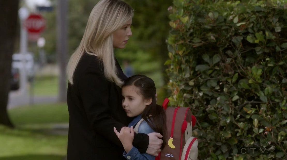 Arizona abrazando a Sofia