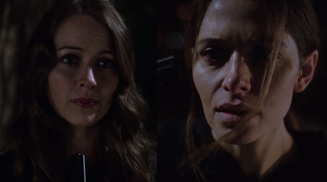 Root y Shaw apuntándose con la pistola