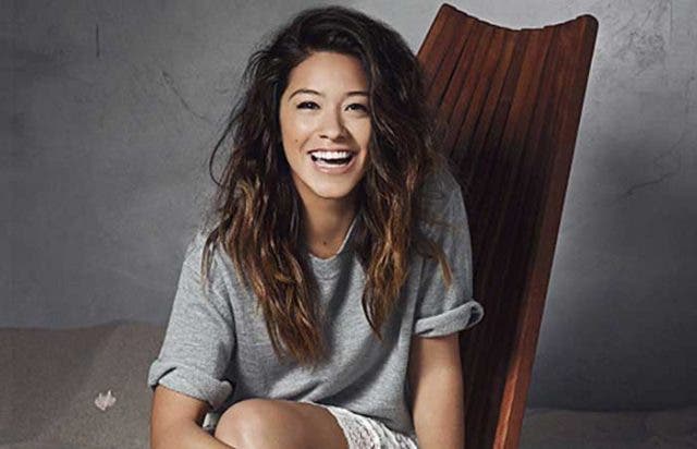 Gina Rodriguez sentada