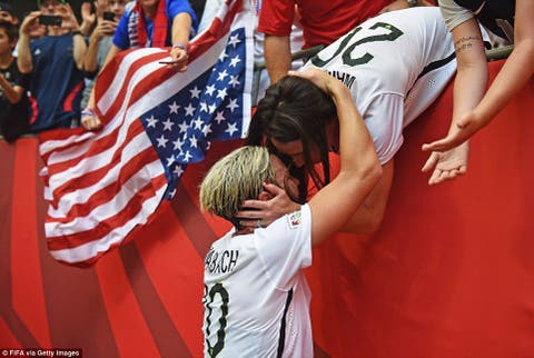 Wambach besando a su esposa Sarah Huffman