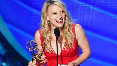 Kate McKinnon recogiendo su Emmy