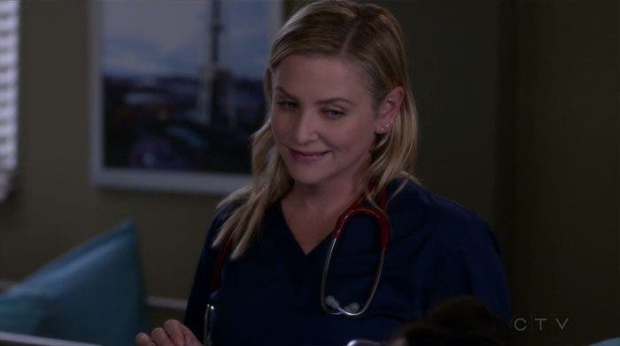 Arizona Robbins dando clases de ligue