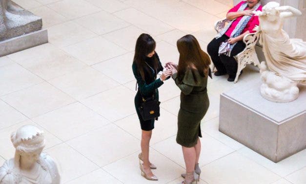 Esta señora reaccionando a una pareja lésbica comprometiéndose nos alegró el 2016