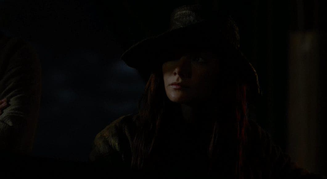 Anne Bonny mirando al horizonte