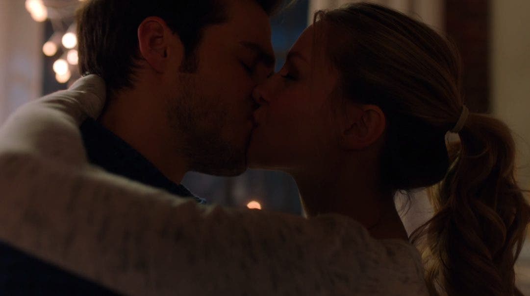 Mon El y Kara besándose