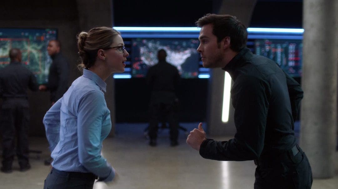 Mon-El y Kara discutiendo