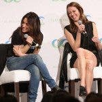 Amy Acker y Sarah Shahi riéndose