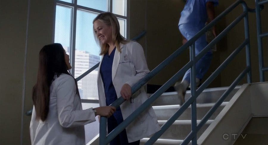 Arizona y Eliza se encuentran en las escaleras