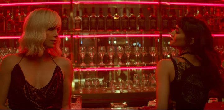 Charlize Theron tiene escenas muy lesbicanarias en Atomic Blonde