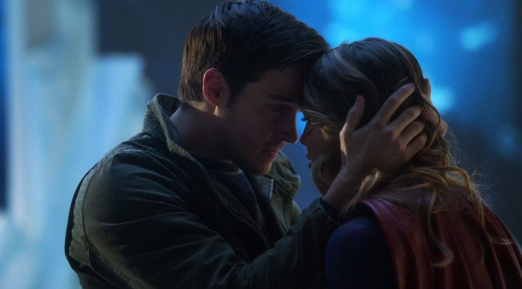 Kara y Mon-El despidiéndose