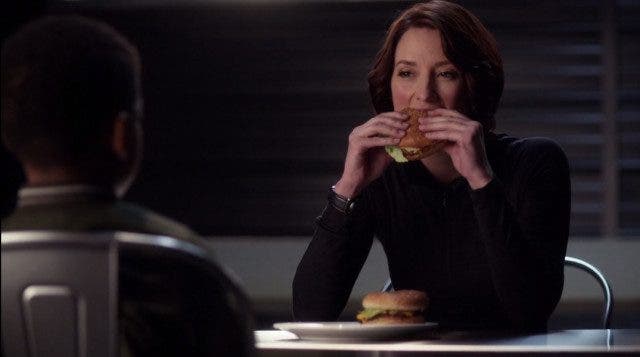 Alex Danvers comiendo hamburguesas