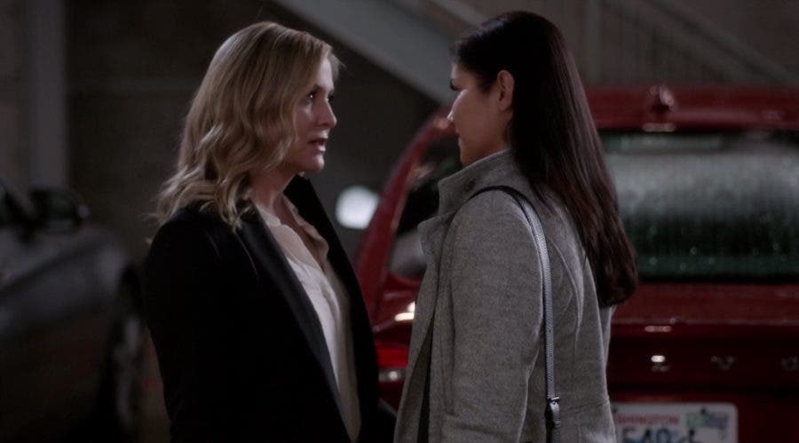 Arizona y Eliza en el estacionamiento