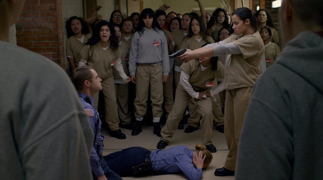 Daya apuntándole al guardia OITNB