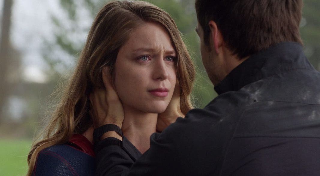 Kara y Mon-El despidiéndose