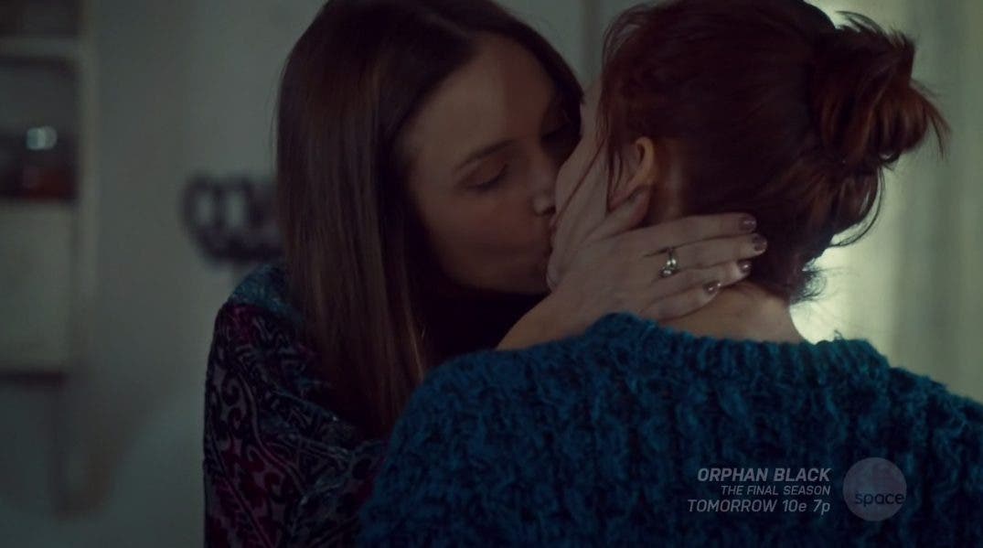 Waverly y Nicole besándose