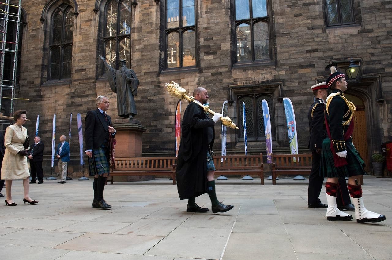 La Iglesia de Escocia se disculpa con la comunidad LGBT+ y se encamina al matrimonio homosexual