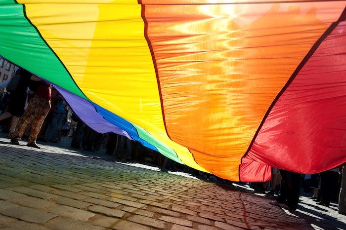 Chica porta la bandera LGBT+ como vestido de graduación 