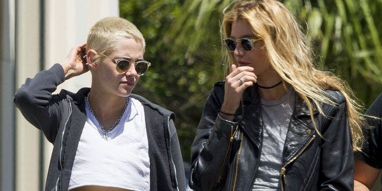 Kristen Stewart y Stella Maxwell se cuelan en una boda lésbica