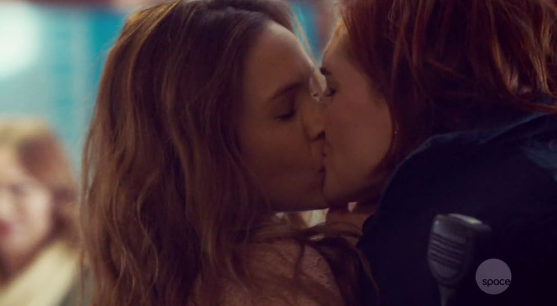 Waverly y Nicole beso