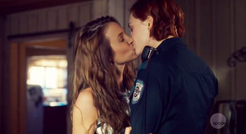 Waverly y NIcole besándose