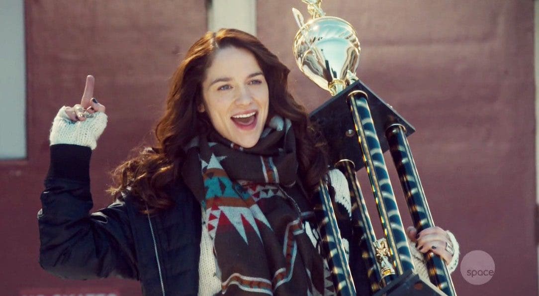 Wynonna Earp con el trofeo