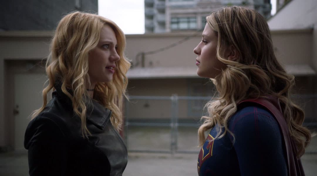 Psi luchando contra Supergirl