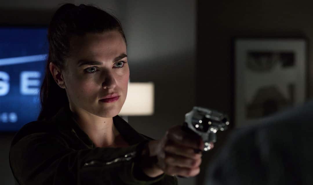 Lena Luthor apuntando con una pistola