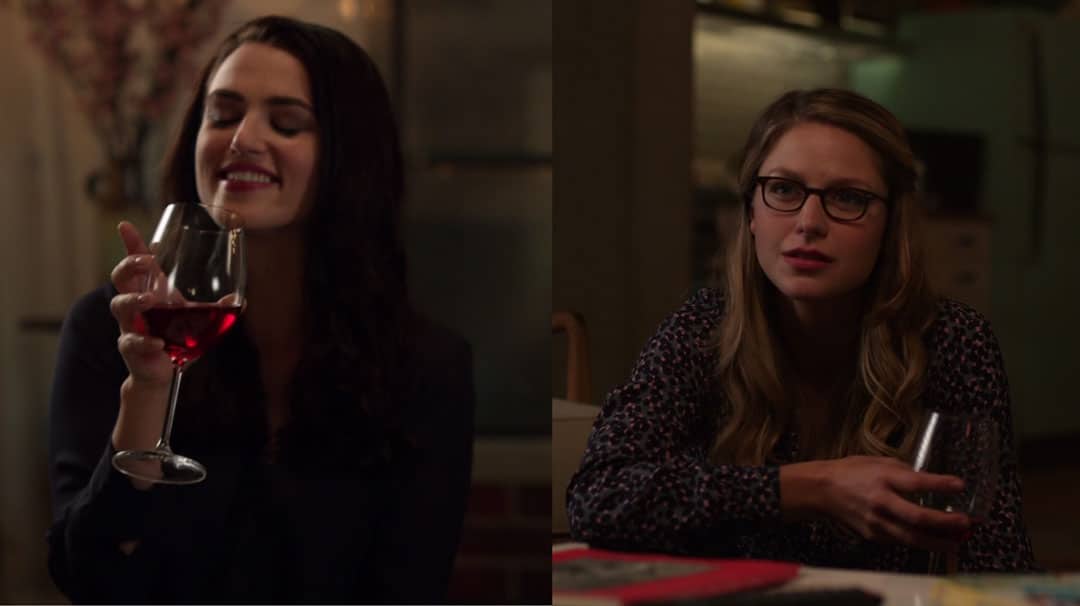 Kara mirando a Lena mientras habla