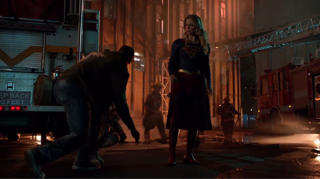 Supergirl salvando a un hombre