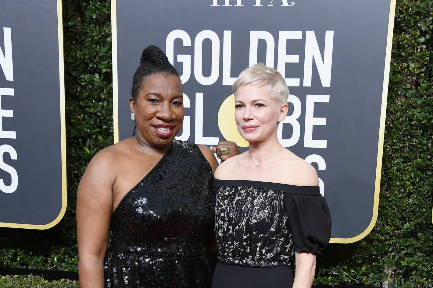 Michelle Williams y Tarana Burke en los Globos de Oro