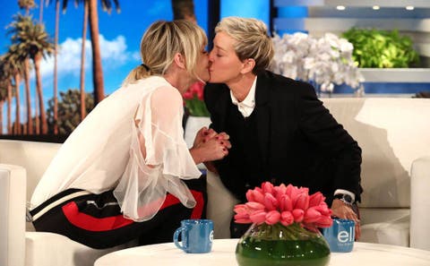 Ellen y Portia besándose