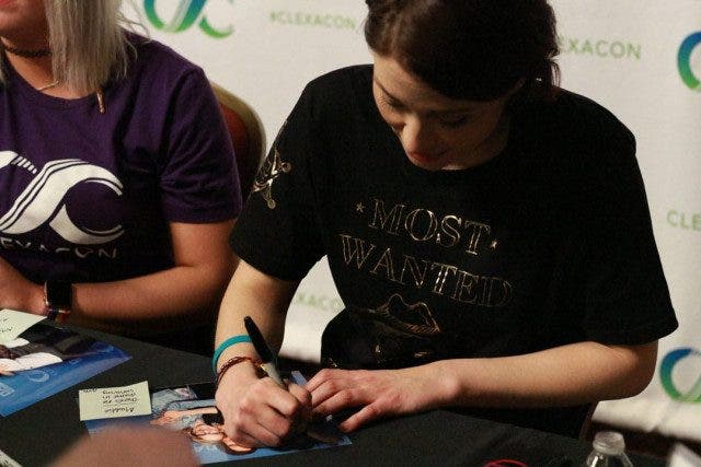 Chyler Leigh firmando