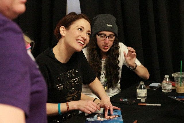 Chyler Leigh firmando ClexaCon