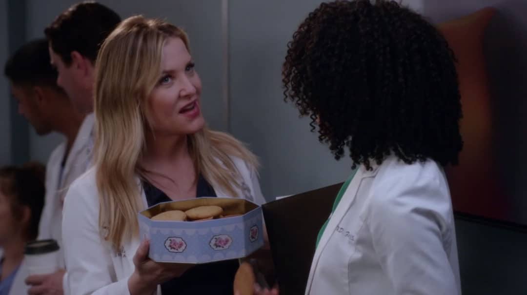 Arizona Robbins repartiendo galletas