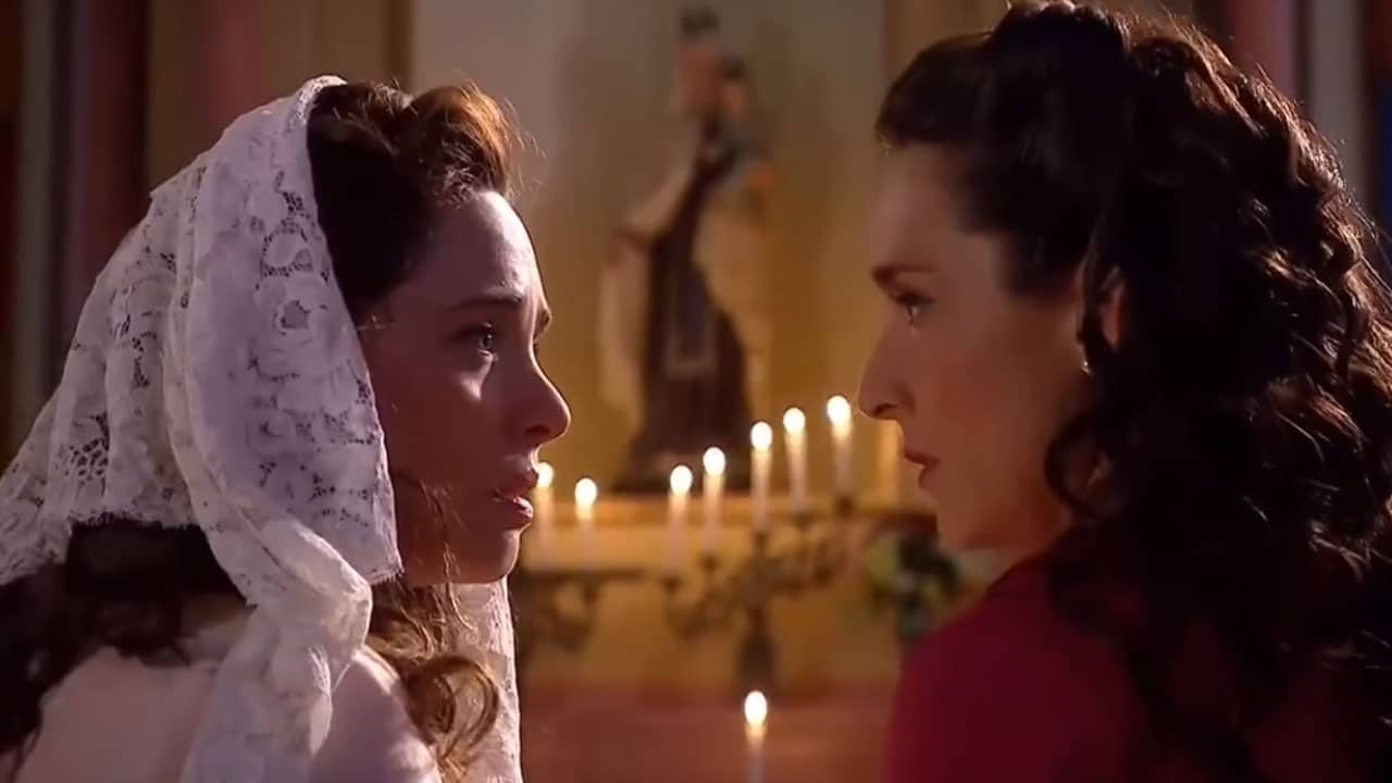 Bárbara y Mercedes mirándose en la iglesia