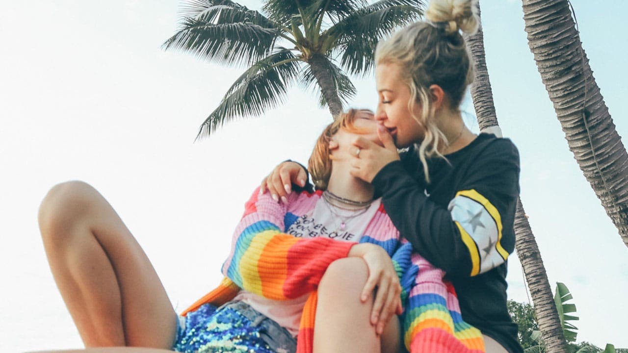 Bella Thorne y Tana Mongeau disfrutan del mes del orgullo así