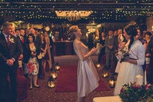 Kristin y Emer sonriendo en su boda