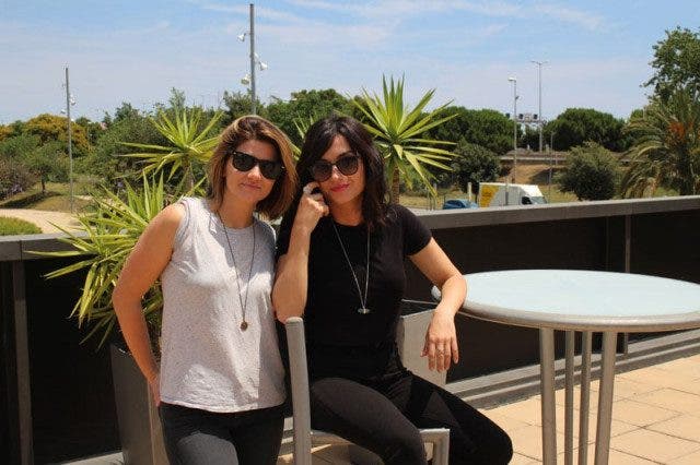 Elise Bauman y Natasha Negovanlis en la terraza