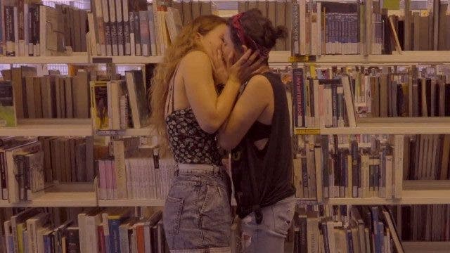 Library Love Story corto lésbico