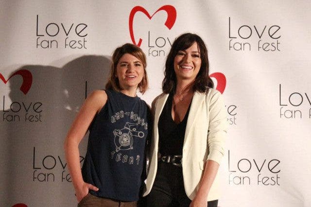 Natasha y Elise riéndose LoveFanFest 2018