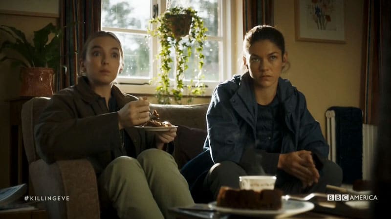 Villanelle y Nadia comiendo pastel