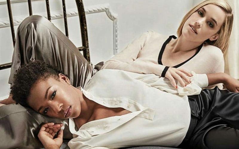 Samira Wiley y Lauren Morelli acostadas2