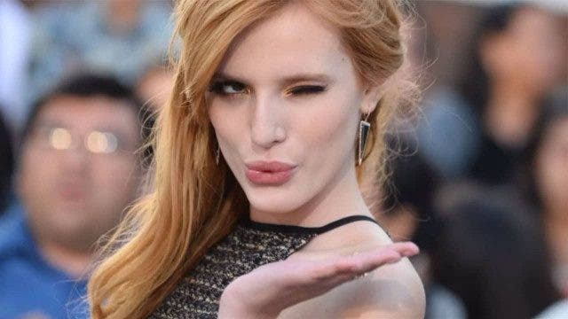 Bella Thorne lanzando un beso