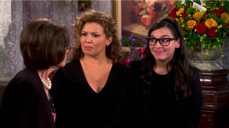 Elena hablando con Abuelita en One Day at a Time