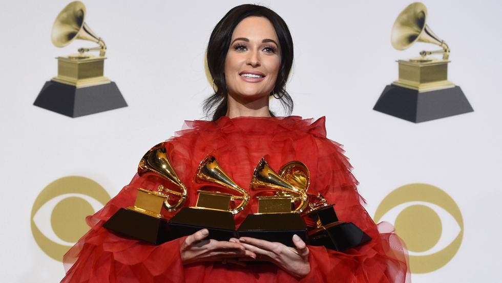 Kacey Musgraves con sus grammys