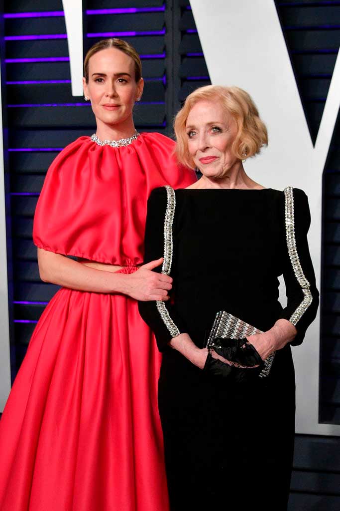 Sara Paulson y su pareja Holland Taylor en los Oscars 2019