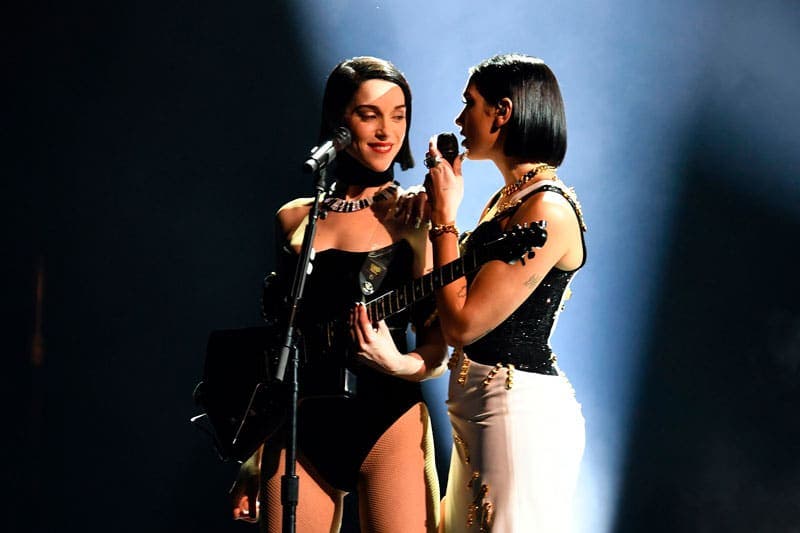 Dua Lipa y St. Vincent compartiendo escenario en los Grammys 2019