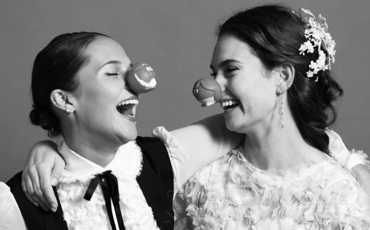 Alicia Vikander y Lily James boda red nose riendo