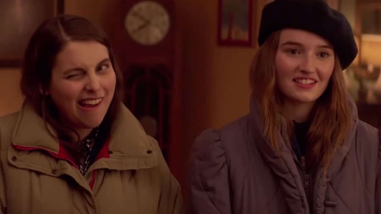 Protagonistas de Booksmart sonriendo